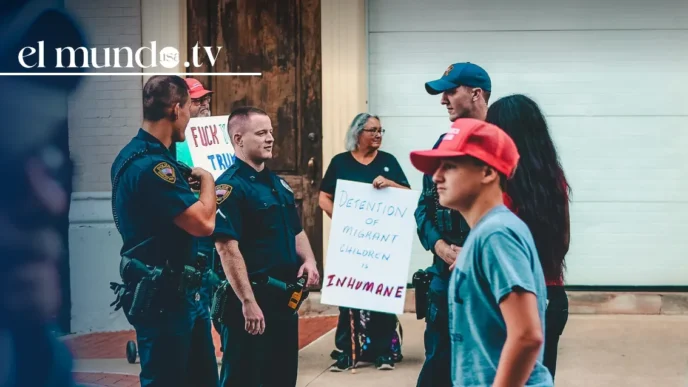 The U.S. offers 3,000 dollars for voluntary deportations