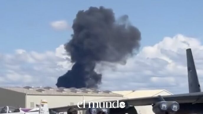 Four Navy Aviators Eject Safely After Two Fighter Jets Collide Midair at Idaho Air Show